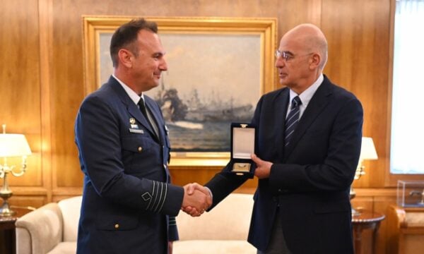 Ο Δένδιας δίνει τα εύσημα στον πιλότο του F-16 για την ασφαλή προσγείωση – «Αναδεικνύει την καθοριστική σημασία του ανθρώπινου παράγοντα στις Ένοπλες Δυνάμεις»