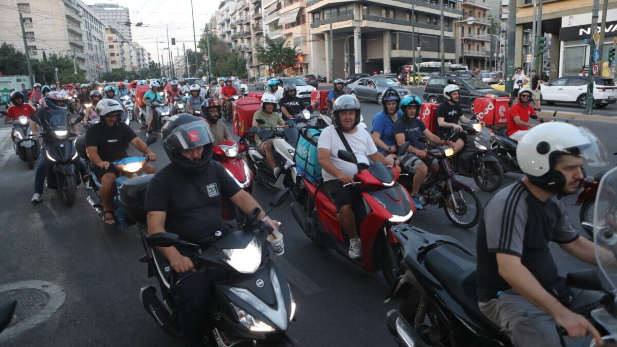 Μοτοπορεία διανομέων στο κέντρο της Αθήνας με καπνογόνα, κόρνες και συνθήματα – Στάση εργασίας την ώρα του τελικού του Μουντιάλ