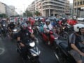 Μοτοπορεία διανομέων με καπνογόνα, κόρνες και συνθήματα στο κέντρο της Αθήνας – Στάση εργασίας την ώρα του τελικού του Μουντιάλ