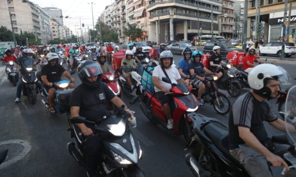 Μοτοπορεία διανομέων στο κέντρο της Αθήνας με καπνογόνα, κόρνες και συνθήματα – Στάση εργασίας την ώρα του τελικού του Μουντιάλ