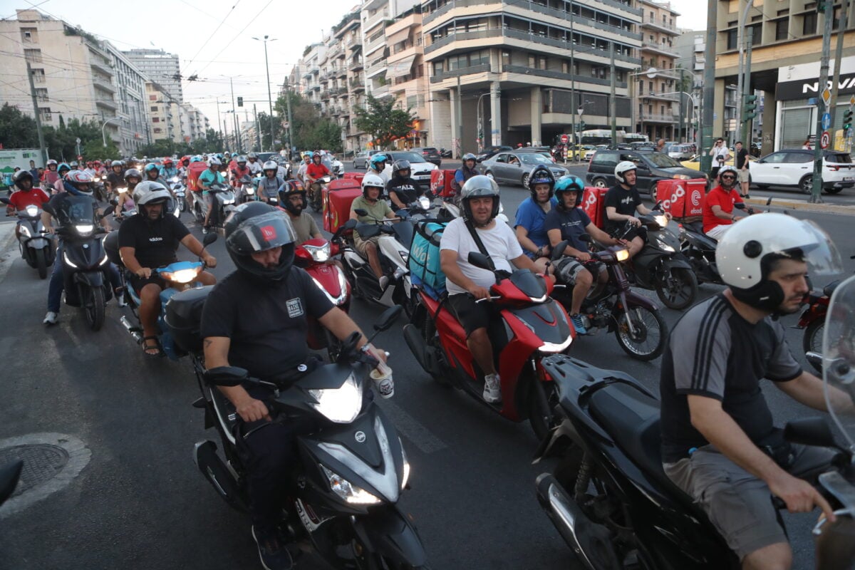 Μοτοπορεία διανομέων στο κέντρο της Αθήνας με καπνογόνα, κόρνες και συνθήματα – Στάση εργασίας την ώρα του τελικού του Μουντιάλ