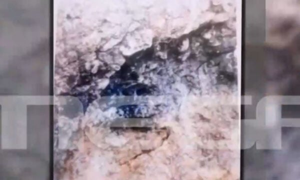 Πετράλωνα: Φωτογραφία ντοκουμέντο με την διάβρωση στο έδαφος – Τα μηνύματα κινδύνου κατάρρευσης του ενός πολιτικού μηχανικού στον άλλον