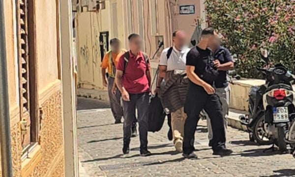Φωτιά στην Πάρο: Ελεύθερος ο δήμαρχος, ο αντιδήμαρχος και οι άλλοι δύο συλληφθέντες