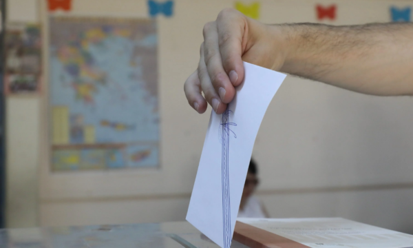 Δημοσκόπηση Interview: ΝΔ στο 26,8% – 11 μονάδες διαφορά από την ΕΛΑΣ