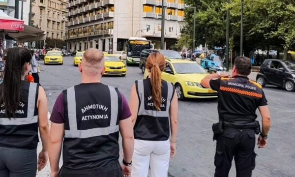 Χάρης Δούκας: Οι νέοι δημοτικοί αστυνομικοί βγαίνουν στους δρόμους της Αθήνας – Φωτογραφίες