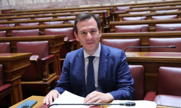 Ο Παναγιώτης Δουδωνής τραγούδησε σε ταβέρνα την «Παράξενη κοπέλα»