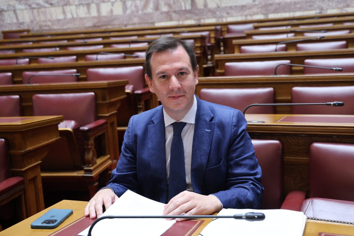 Παναγιώτης Δουδωνής τραγούδησε σε ταβέρνα την «Παράξενη κοπέλα»