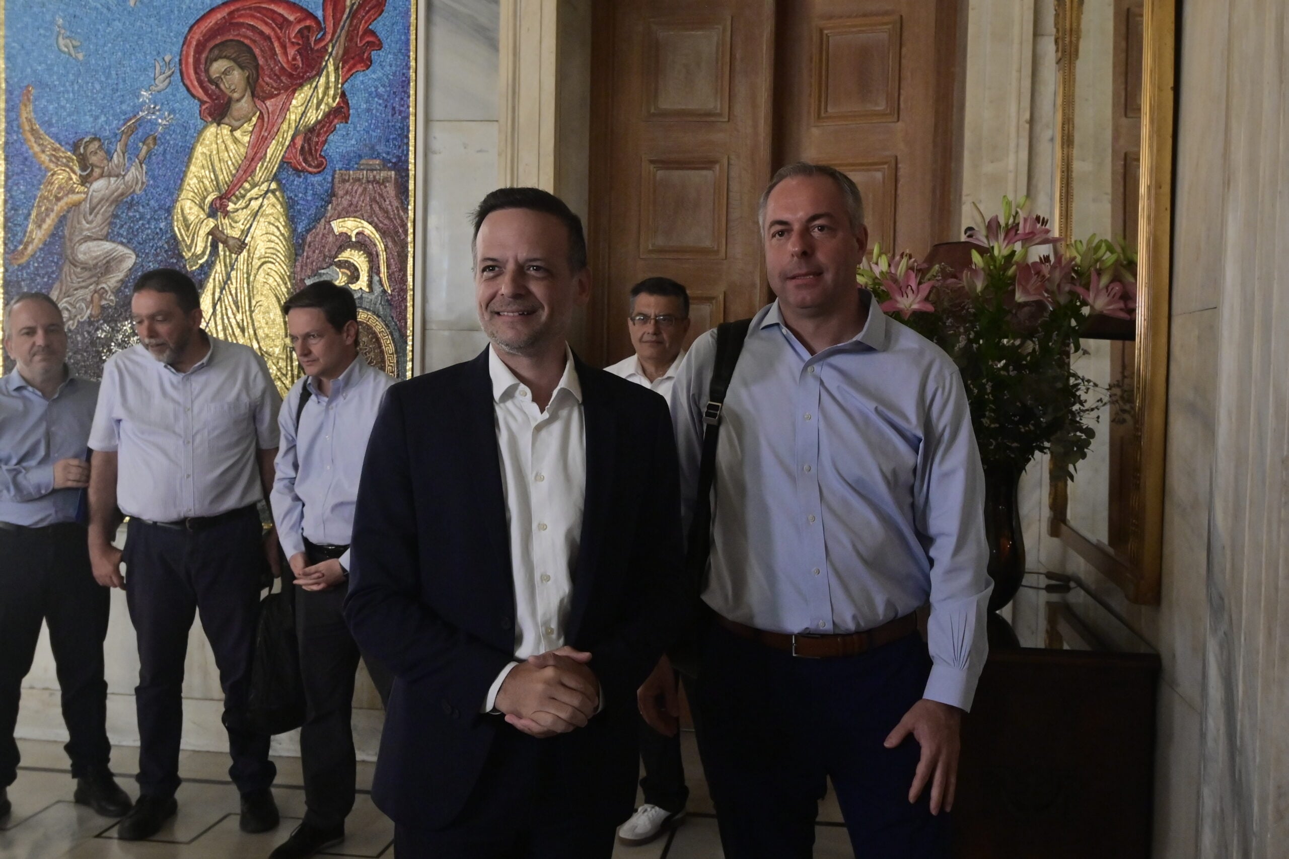 Κυψέλη: «”Φρένο” προσωρινά στον μετροπόντικα, αποζημιώσεις και γραπτές εγγυήσεις για τη στατική επάρκεια των κτιρίων» ζήτησε ο Χάρης Δούκας από την «Ελληνικό Μετρό» 7 Συνάντηση του Δημάρχου Αθηναίων Χάρη Δούκα με τον Διευθύνοντα Σύμβουλο της Ελληνικό Μετρό Α.Ε., Χρήστο Φαφούτη στο Δημαρχείο Αθηνών με θέμα τις επικίνδυνες ρωγμές και βλάβες που παρουσιάστηκαν σε πολυκατοικίες στην Κυψέλη, όπου βρίσκονται σε εξέλιξη εργασίες του μετρό. Πέμπτη 16 Ιουλίου 2026 (ΜΙΧΑΛΗΣ ΠΑΠΑΝΙΚΟΛΑΟΥ / EUROKINISSI)