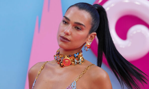 Αλβανία: Dua Lipa «ενέπνευσε» την «Επανάσταση των Φλαμίνγκο» κατά της επένδυσης του Κούσνερ και της Ιβάνκα