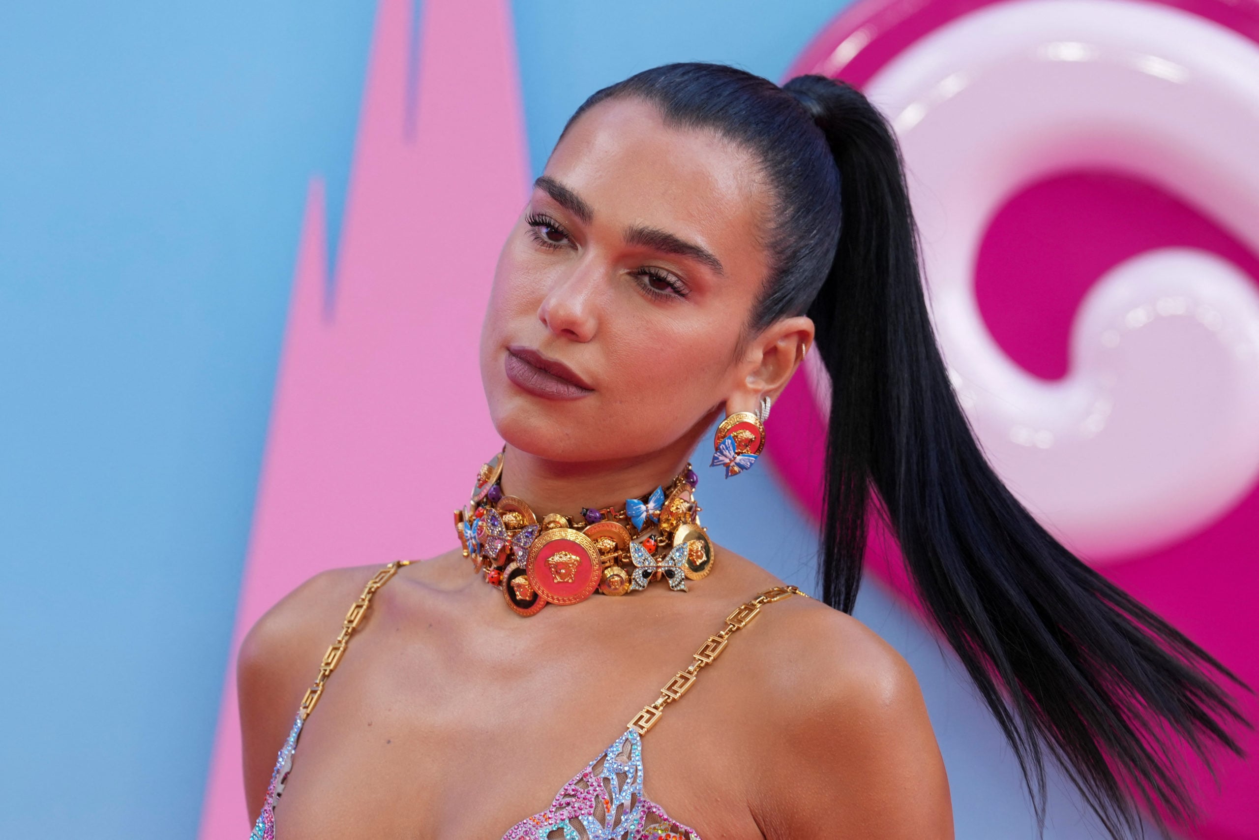 Αλβανία: Dua Lipa «ενέπνευσε» την «Επανάσταση των Φλαμίνγκο» κατά της επένδυσης του Κούσνερ και της Ιβάνκα