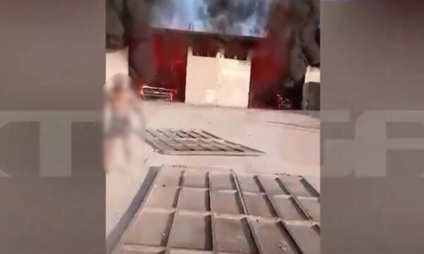 Ασπρόπυργος: Βίντεο ντοκουμέντο λίγα λεπτά μετά την έκρηξη στην επιχείρηση με ανταλλακτικά – Εικόνα εγκαυματία