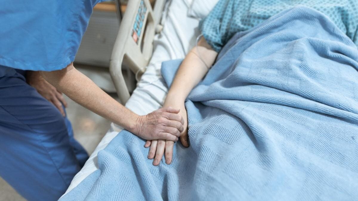 Γαλλία: Κοινοβούλιο ενέκρινε το νομοσχέδιο για την ιατρικώς υποβοηθούμενη αυτοκτονία – Προϋποθέσεις και αντιδράσεις