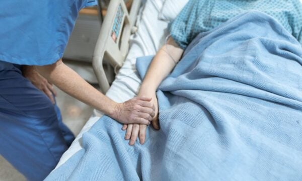 Γαλλία: Κοινοβούλιο ενέκρινε το νομοσχέδιο για την ιατρικώς υποβοηθούμενη αυτοκτονία – Προϋποθέσεις και αντιδράσεις