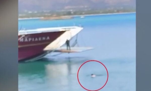 Ελαφόνησος: Ο πλοιοκτήτης που κολυμπούσε προς το πλοίο με ανοιχτό τον καταπέλτη λέει «Ήταν λάθος αλλά λειτούργησα τελείως ενστικτωδώς»