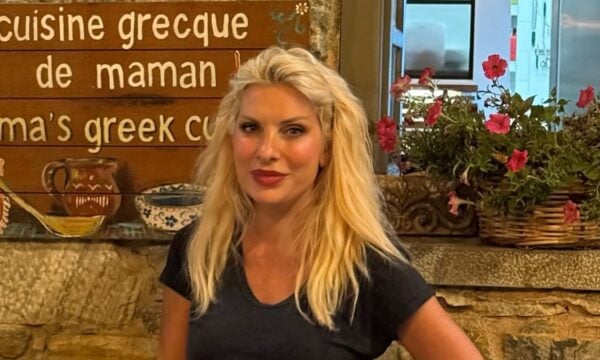 Η Μενεγάκη: Οι νέες φωτογραφίες από το ταξίδι στη Νάξο για prive party σε χλιδάτο ξενοδοχείο