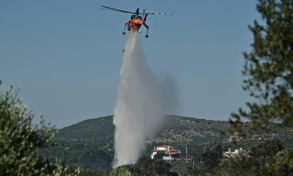 Θεσσαλονίκη: Δύο φωτιές στα Κουφάλια, σηκώθηκαν τρία εναέρια μέσα