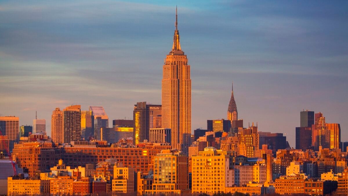 Μασκοφόροι σκαρφάλωσαν στο Empire State Building – Το μήνυμα στο πανό που ξεδίπλωσαν