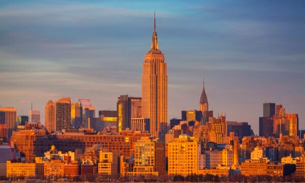 Μασκοφόροι σκαρφάλωσαν στο Empire State Building – Το μήνυμα στο πανό που ξεδίπλωσαν