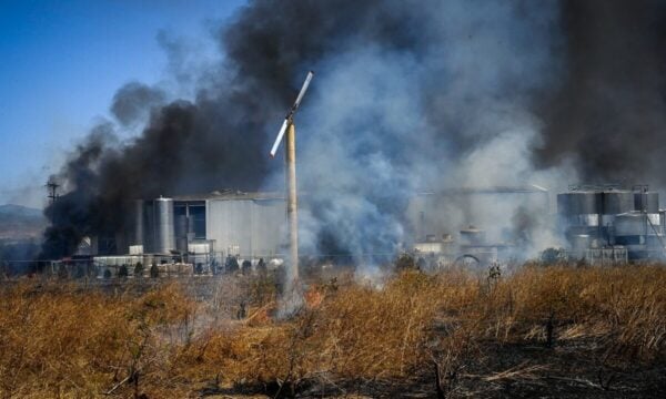 Κορινθία: Στο αυτόφωρο ο ιδιοκτήτης του εργοστασίου στα Εξαμίλια – Εργασίες ηλεκτροσυγκόλλησης πριν την φονική έκρηξη με θύμα έναν 67χρονο