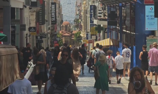 Θερινές εκπτώσεις: Πολύ αυξημένη κίνηση στα ανοιχτά καταστήματα σε Ερμού και Αιόλου