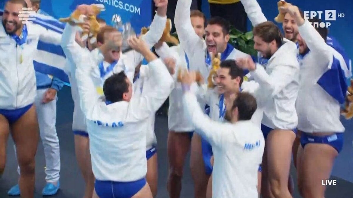 Εθνική πόλο: Απονομή χρυσού μεταλλίου και συγκίνηση στην ανάκρουση του εθνικού ύμνου 1 Εθνική πόλο: Απονομή χρυσού μεταλλίου και συγκίνηση στην ανάκρουση του εθνικού ύμνου