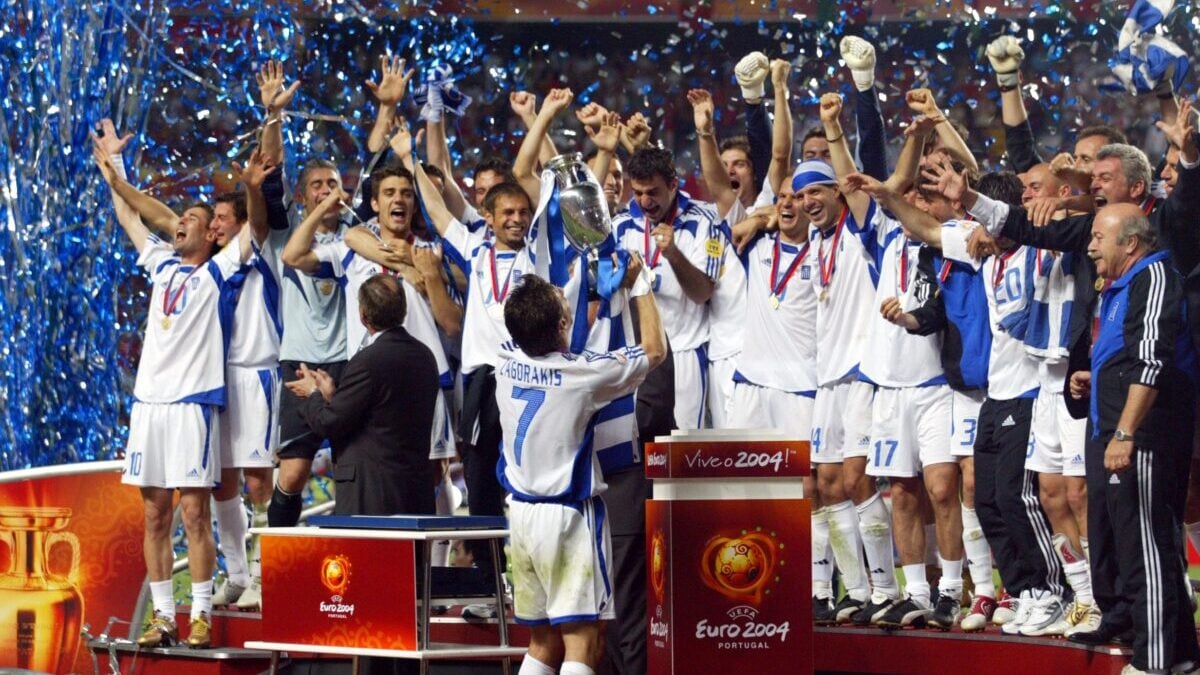 Euro 2004: 22 χρόνια από τη μέρα που η Εθνική ποδοσφαίρου έστειλε όλους τους Έλληνες στον 7ο ουρανό 1 Euro 2004: 22 χρόνια από τη μέρα που η Εθνική ποδοσφαίρου έστειλε όλους τους Έλληνες στον 7ο ουρανό