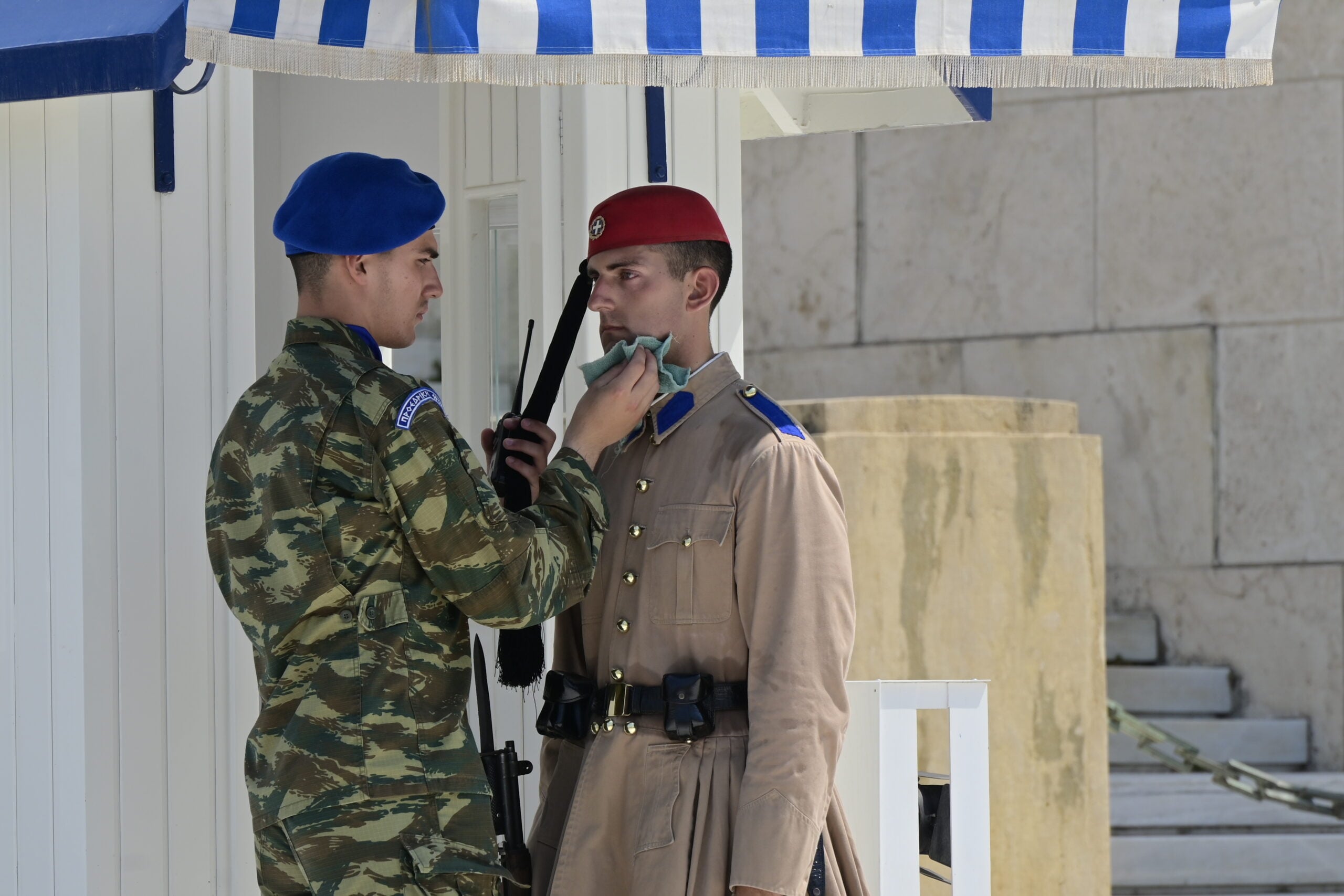 Οι Εύζωνες αγέρωχοι και ακίνητοι στον καύσωνα 13 Οι Εύζωνες αγέρωχοι και ακίνητοι στον καύσωνα