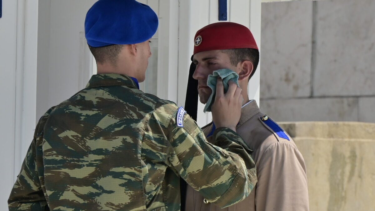Οι Εύζωνες αγέρωχοι και ακίνητοι στον καύσωνα 8 Οι Εύζωνες αγέρωχοι και ακίνητοι στον καύσωνα