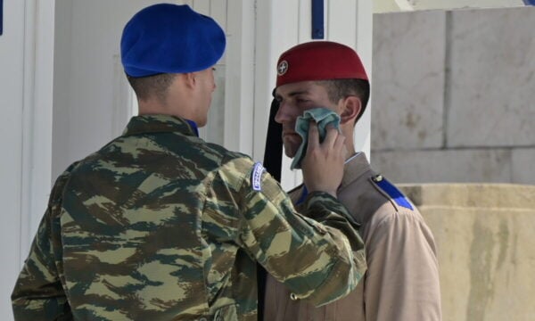 Οι Εύζωνες αγέρωχοι και ακίνητοι στον καύσωνα