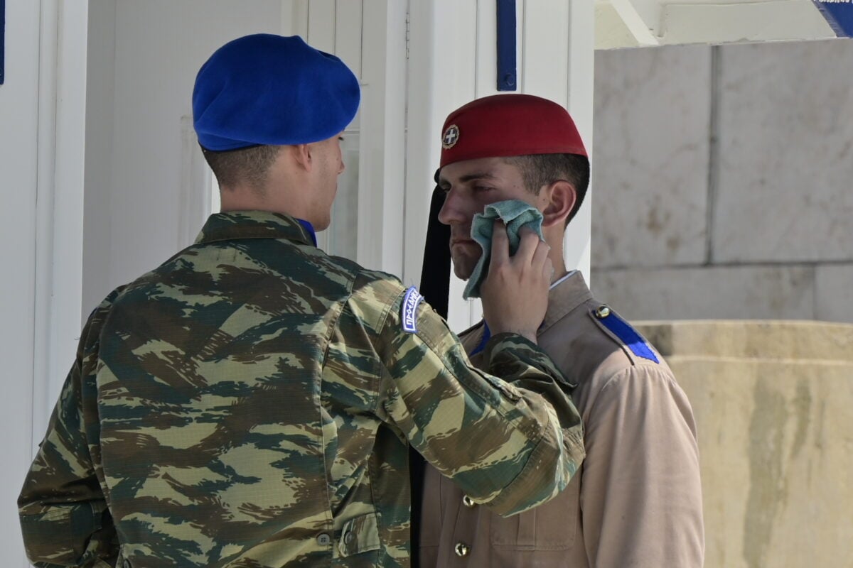 Οι Εύζωνες αγέρωχοι και ακίνητοι στον καύσωνα