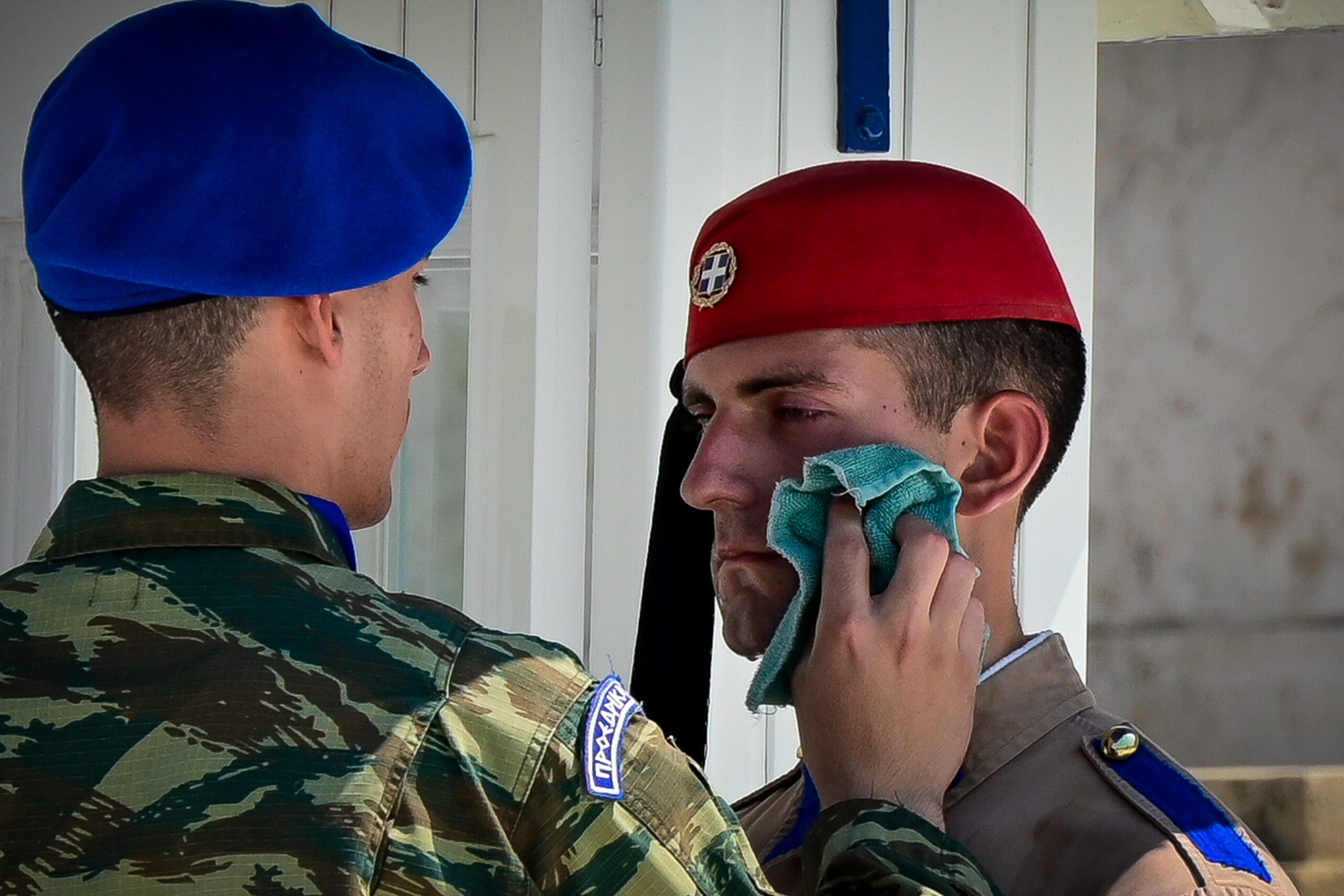 Οι Εύζωνες αγέρωχοι και ακίνητοι στον καύσωνα 16 Οι Εύζωνες αγέρωχοι και ακίνητοι στον καύσωνα