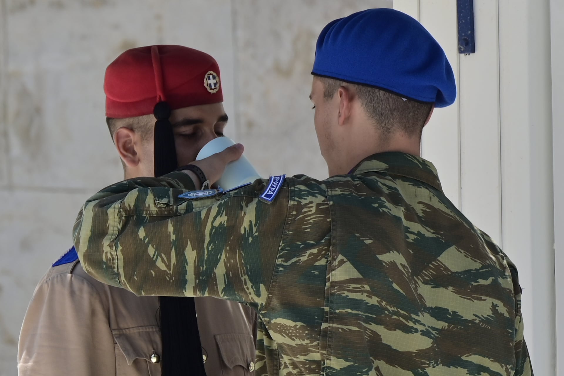 Οι Εύζωνες αγέρωχοι και ακίνητοι στον καύσωνα 18 Οι Εύζωνες αγέρωχοι και ακίνητοι στον καύσωνα