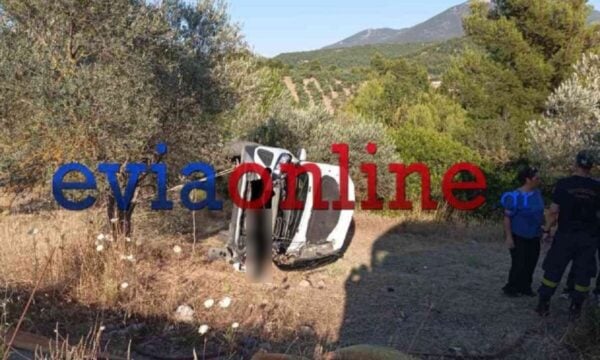 Εύβοια: Τροχαίο με 4 τραυματίες που εγκλωβίστηκαν σε τουμπαρισμένο αυτοκίνητο