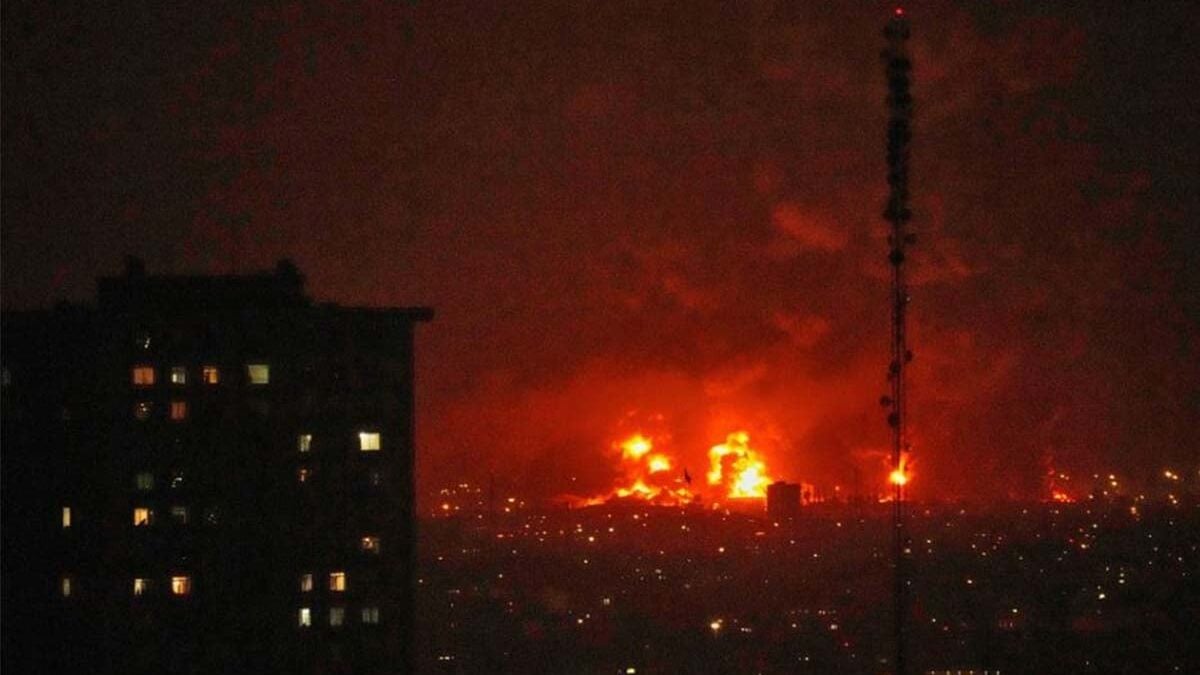 Ισχυρή έκρηξη στο λιμάνι του Μπαντάρ Αμπάς, στο Ιράν 1 Ισχυρή έκρηξη στο λιμάνι του Μπαντάρ Αμπάς, στο Ιράν