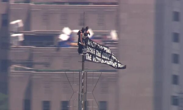 Σκαρφάλωσαν στην κεραία του Empire State Building στα 443 μέτρα και κρέμασαν πανό