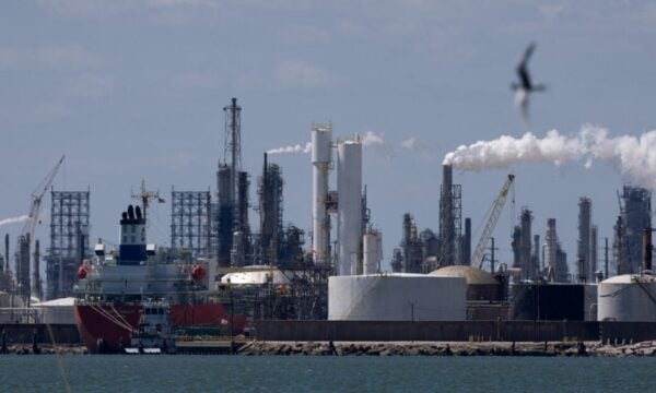 Πετρέλαιο Brent: Επιστρέφει στα 70 δολάρια καθώς επιταχύνεται η πτώση και αυξάνεται η ροή φορτίων από τα Στενά του Ορούζ
