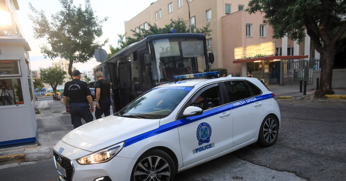 Παναθηναϊκός: Συνελήφθησαν 10 οργανωμένοι οπαδοί – Κατηγορούνται για απόπειρα ανθρωποκτονίας, ληστεία και εκβίαση 1 Παναθηναϊκός: Συνελήφθησαν 10 οργανωμένοι οπαδοί – Κατηγορούνται για απόπειρα ανθρωποκτονίας, ληστεία και εκβίαση