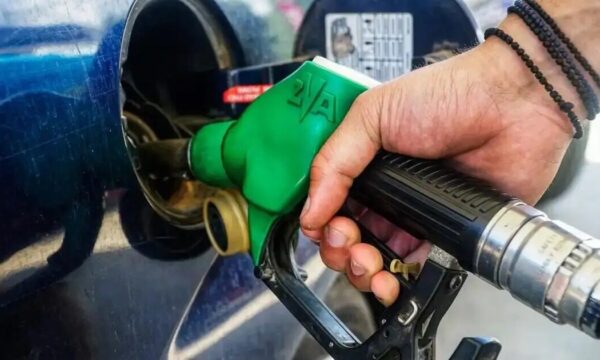 Οι τιμές των καυσίμων παραμένουν «κολλημένες» παρά τη ραγδαία πτώση του Brent – Άγνωστο πότε θα υποχωρήσουν