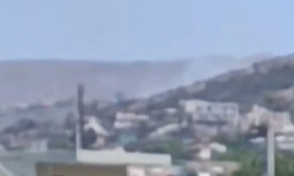 Φωτιά στην Ανάβυσσο: Επιχειρούν εναέριες δυνάμεις της Πυροσβεστικής