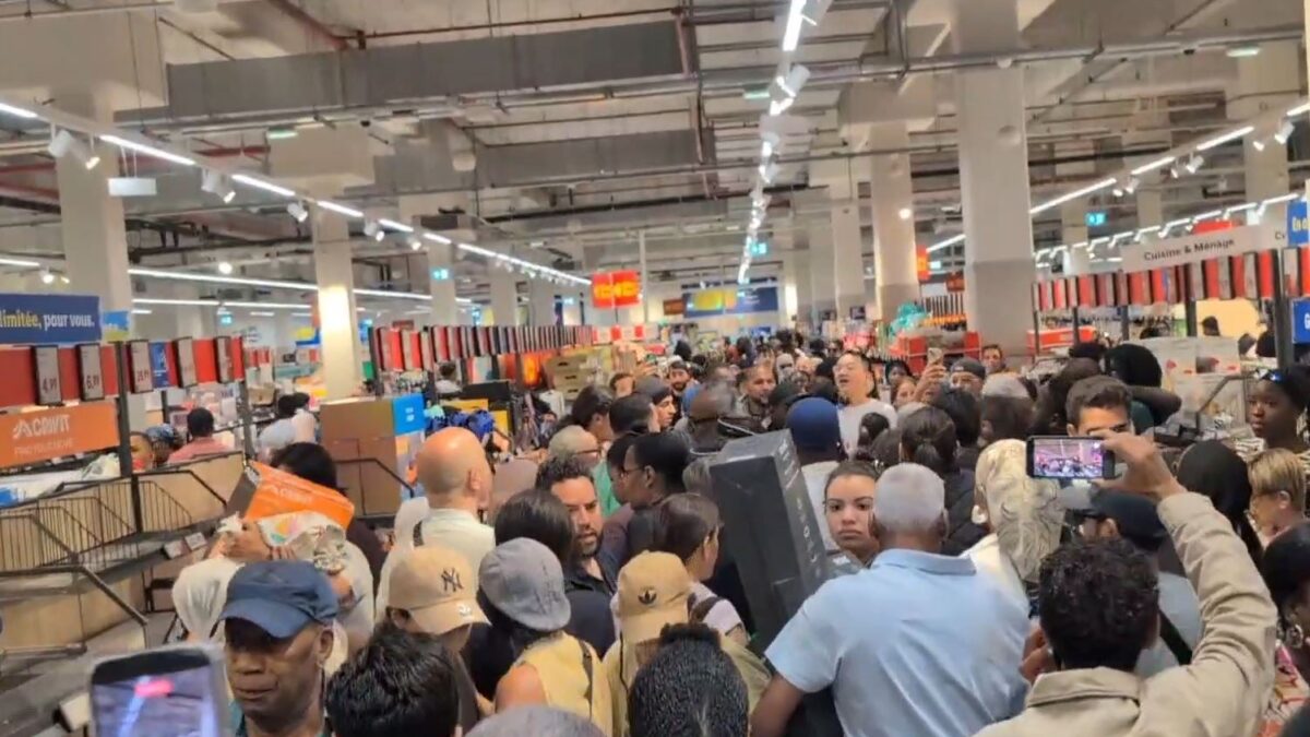 Γαλλία: Σκηνές με ξύλο και ατελείωτες ουρές στα καταστήματα για κλιματιστικό λόγω του καύσωνα 1 Γαλλία: Σκηνές με ξύλο και ατελείωτες ουρές στα καταστήματα για κλιματιστικό λόγω του καύσωνα