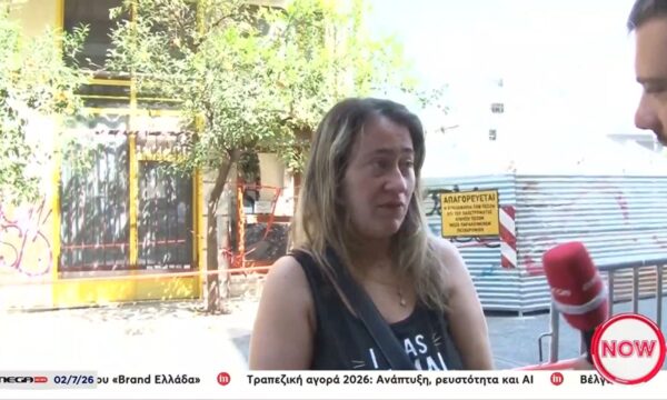 Πετράλωνα – Αποκλειστική μαρτυρία: «Φοβόμαστε πάρα πολύ, περιμένουμε να δούμε αν είναι ασφαλές το κτίριο να μπούμε»