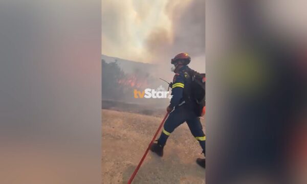 Μάχη των πυροσβεστών με τις φλόγες στην πυρκαγιά στο Καλαπόδι