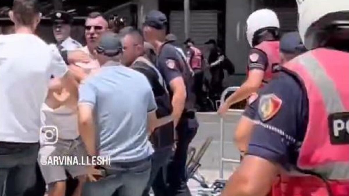 Αλβανία: Επεισόδια έξω από το κοινοβούλιο για την επένδυση της Ιβάνκα Τραμπ – Δακρυγόνα, τραυματίες, συλλήψεις 1 Αλβανία: Επεισόδια έξω από το κοινοβούλιο για την επένδυση της Ιβάνκα Τραμπ – Δακρυγόνα, τραυματίες, συλλήψεις