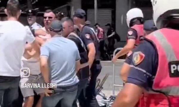 Αλβανία: Επεισόδια έξω από το κοινοβούλιο για την επένδυση της Ιβάνκα Τραμπ – Δακρυγόνα, τραυματίες, συλλήψεις