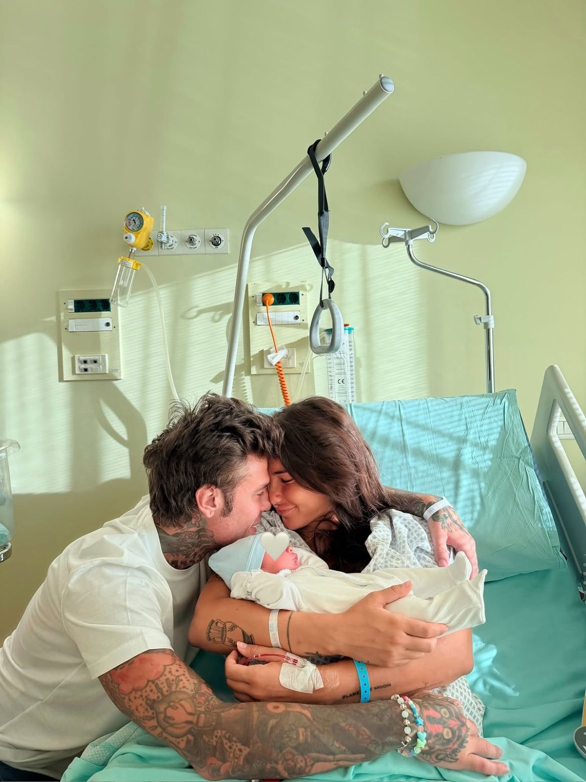 Baby boom στην showbiz: Γνωστός τραγουδιστής έγινε μπαμπάς για 3η φορά – Πρώτες φωτογραφίες από το μαιευτήριο 14 Fedez