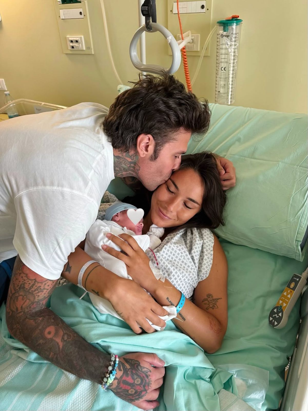 Baby boom στην showbiz: Γνωστός τραγουδιστής έγινε μπαμπάς για 3η φορά – Πρώτες φωτογραφίες από το μαιευτήριο 19 Fedez