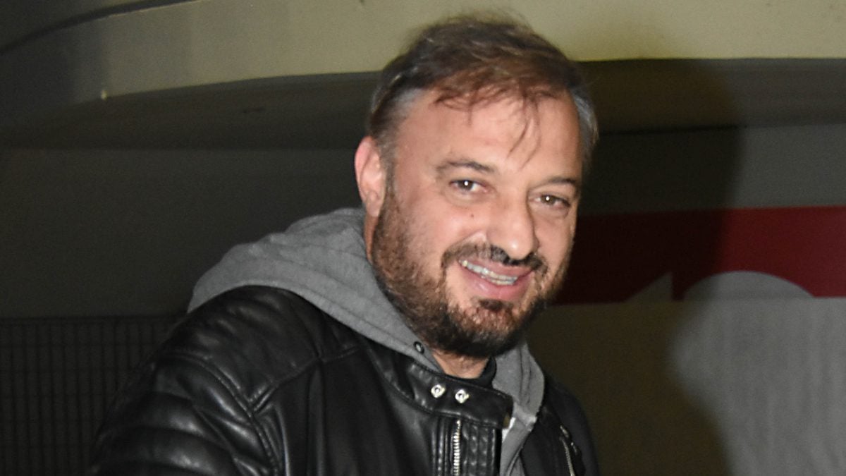 Χρήστος Φερεντίνος: Στενοχωρημένος έξω από το σχολείο του – «Τώρα είναι πια…» (φωτογραφία)