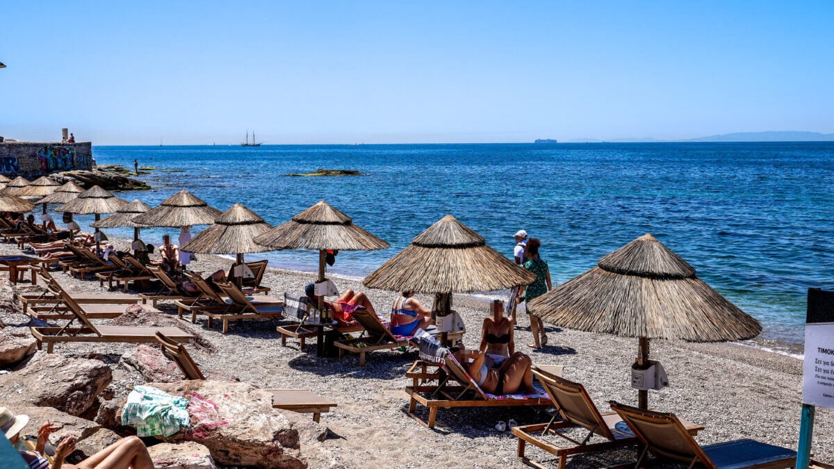 Παραλίες της Αττικής γεμάτες – Σαρωνίδα και Ανάβυσσος για μια ανάσα δροσιάς 1 Παραλίες της Αττικής γεμάτες – Σαρωνίδα και Ανάβυσσος για μια ανάσα δροσιάς