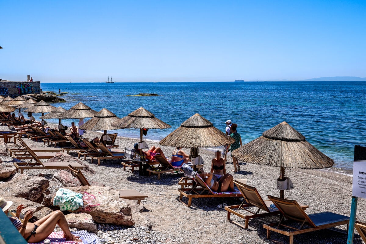 Παραλίες της Αττικής γεμάτες – Σαρωνίδα και Ανάβυσσος για μια ανάσα δροσιάς