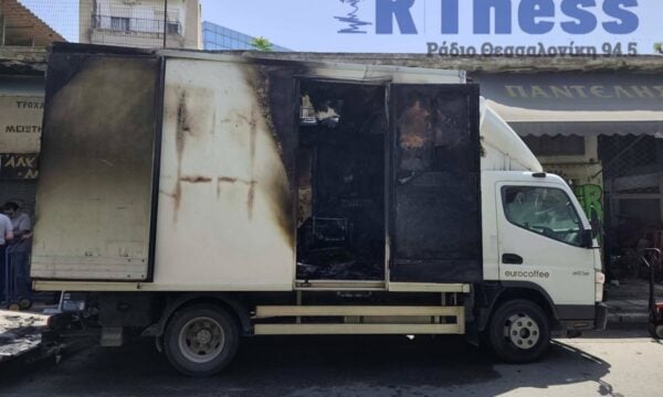Θεσσαλονίκη: Φορτηγό εν κινήσει τυλίχθηκε στις φλόγες στη Γιαννιτσών